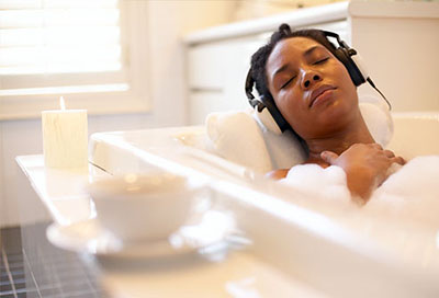 Woman - Relaxing, Bath, headphones, candle
